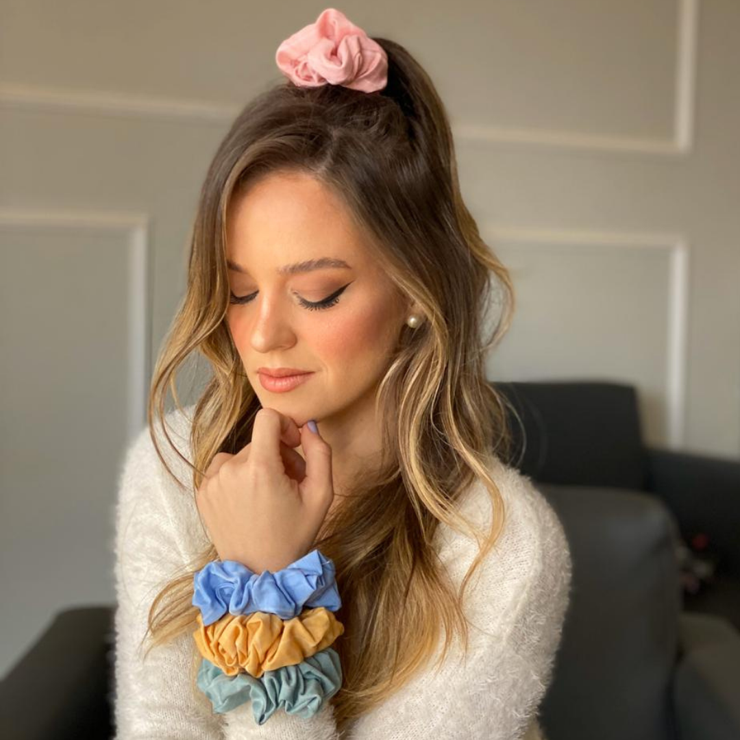 Scrunchie Cabelo Xadrez com Margaridas